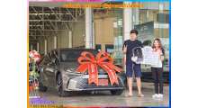 ส่งมอบรถtoyota-camry-2-5hev-premium-luxury-สี-precious-คุณรักพงษ์-และค